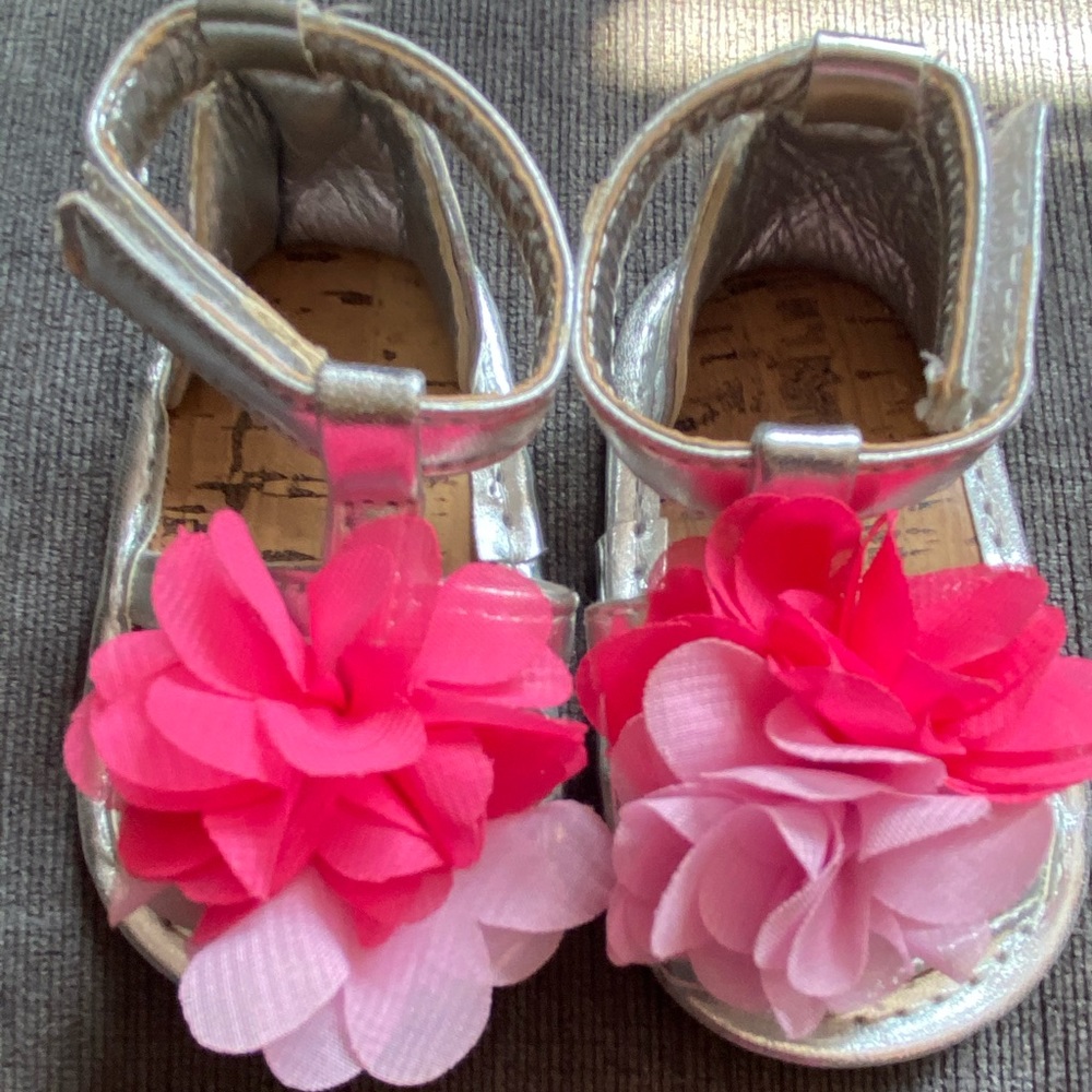 Infant girls size 1C pink and silver flower sandal